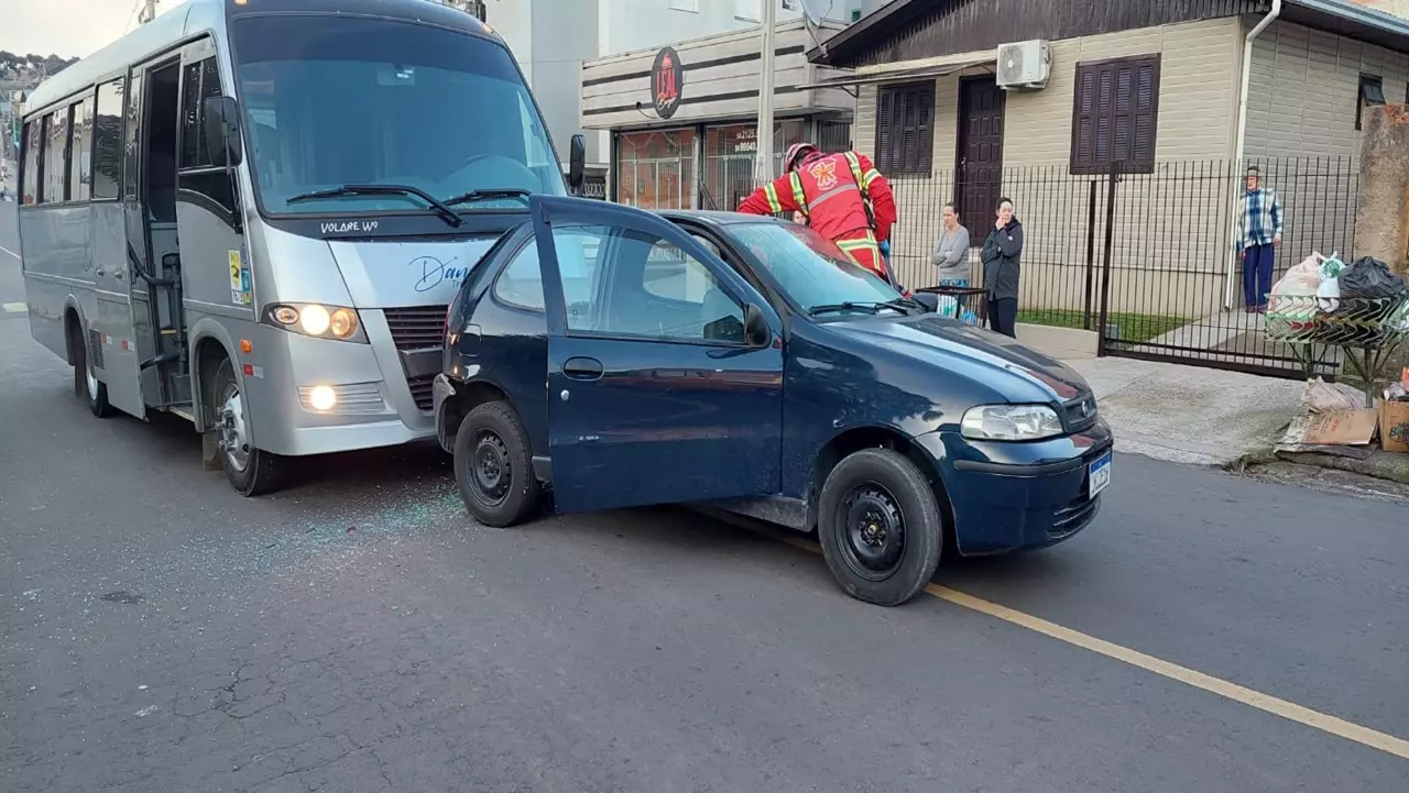 Acidente entre carro e micro-ônibus deixa uma pessoa ferida